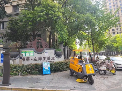 NanboG35 Electric High-Pressure Washing Vehicle serving a residential community