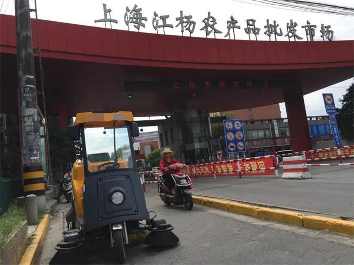 NanboC170 Semi-enclosed Road Sweeper serving an agricultural produce market in Shanghai